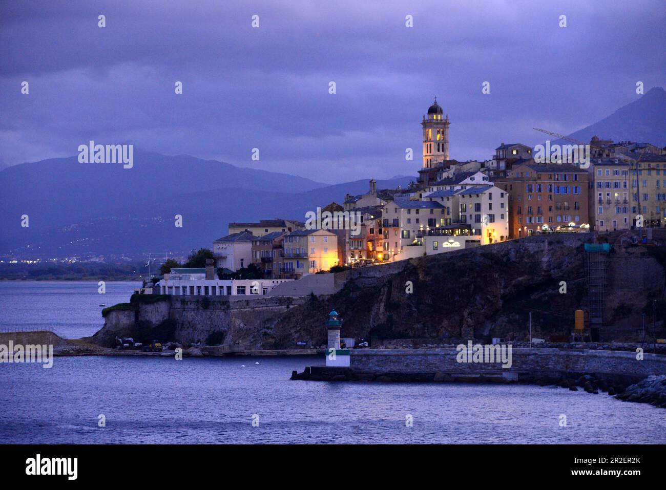 Abendlicher Blick von der Fähre des Terra Nova aus Bastia, Korsika, Frankreich Stockfoto