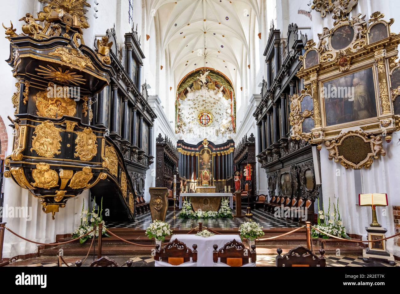 Erzkathedrale in Danzig Oliwa, gewidmet der Heiligen Dreifaltigkeit, der Heiligen Jungfrau Maria und der St. Bernard, barocker Altar. Danzig Oliwa, Region Pommern Stockfoto