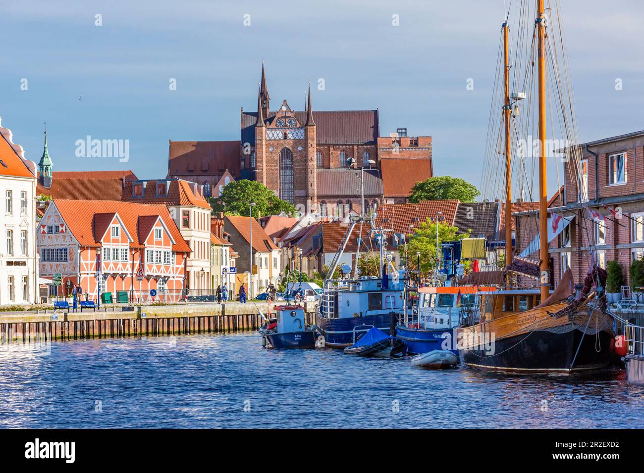 Altstadt von Wismar vom alten Hafen aus gesehen, auf der linken Seite des Fachwerkhauses GewÃ¶lbe, Fachwerkhaus, Runde Grube, St. Georgen Stockfoto