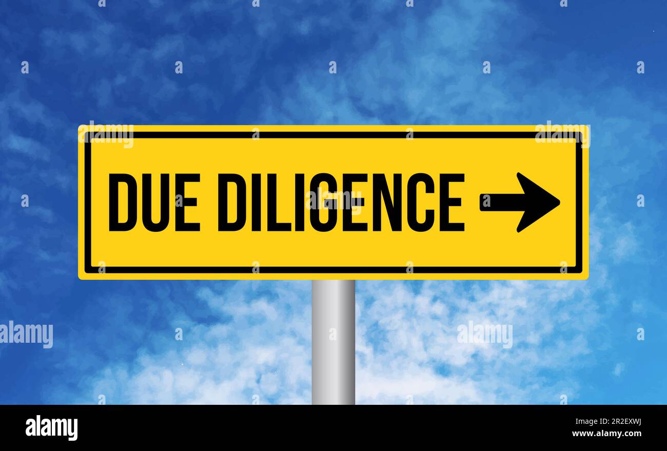 Straßenschild mit Due-Diligence-Prüfung auf blauem Hintergrund Stockfoto
