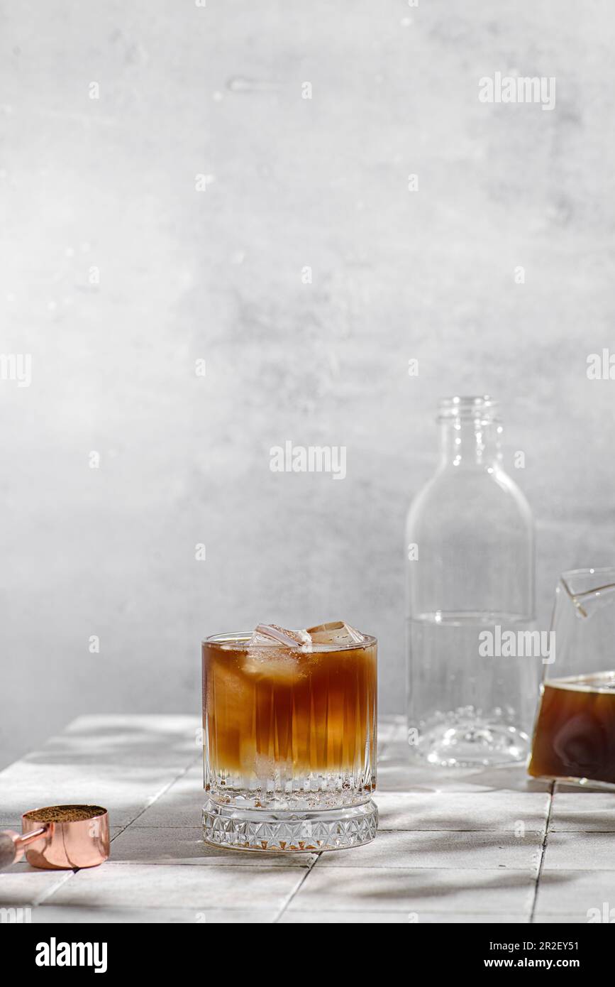 Espresso Tonic-Zubereitung mit Eis. Hochwertiges Foto Stockfoto