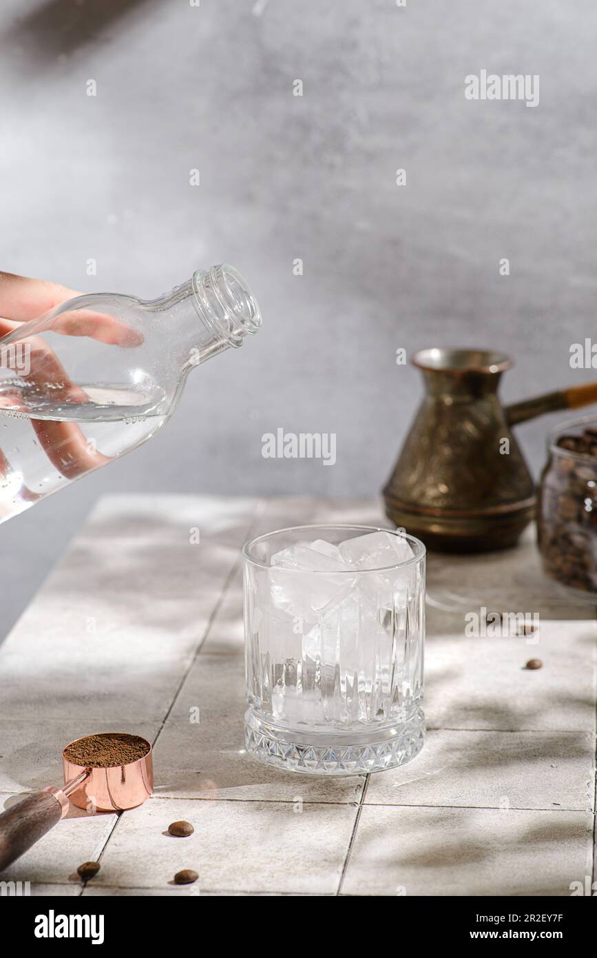 Espresso Tonic-Zubereitung mit Eis. Hochwertiges Foto Stockfoto