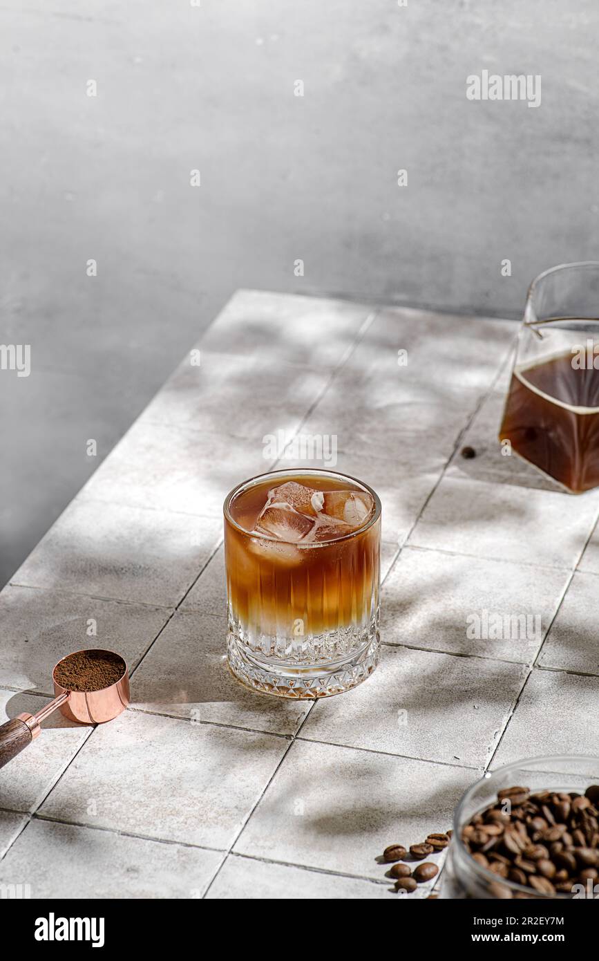 Espresso Tonic-Zubereitung mit Eis. Hochwertiges Foto Stockfoto