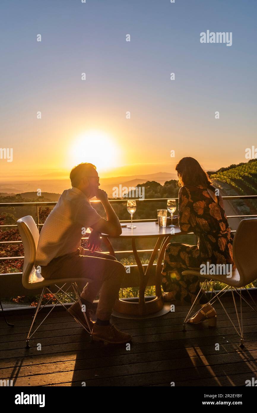 Sonnenuntergang auf der Terrasse des Tokara Wine Estate, Stellenbosch, Cape Winelands, Südafrika, Afrika Stockfoto