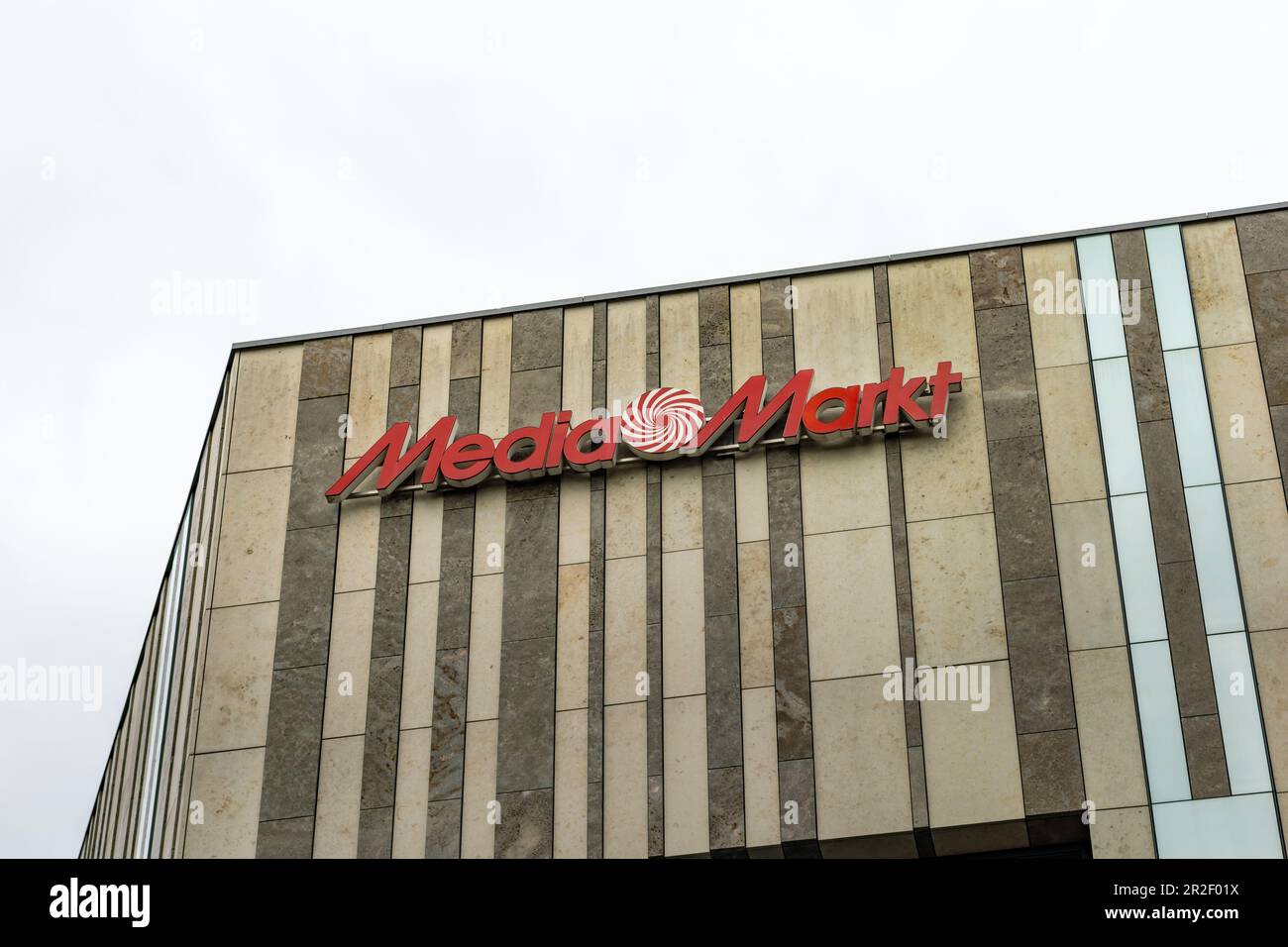 MediaMarkt-Logo auf der Außenseite eines Einkaufszentrums. Deutscher Einzelhändler für Unterhaltungselektronik und Teil des Unternehmens CECONOMY. Zeichen des Ladens. Stockfoto