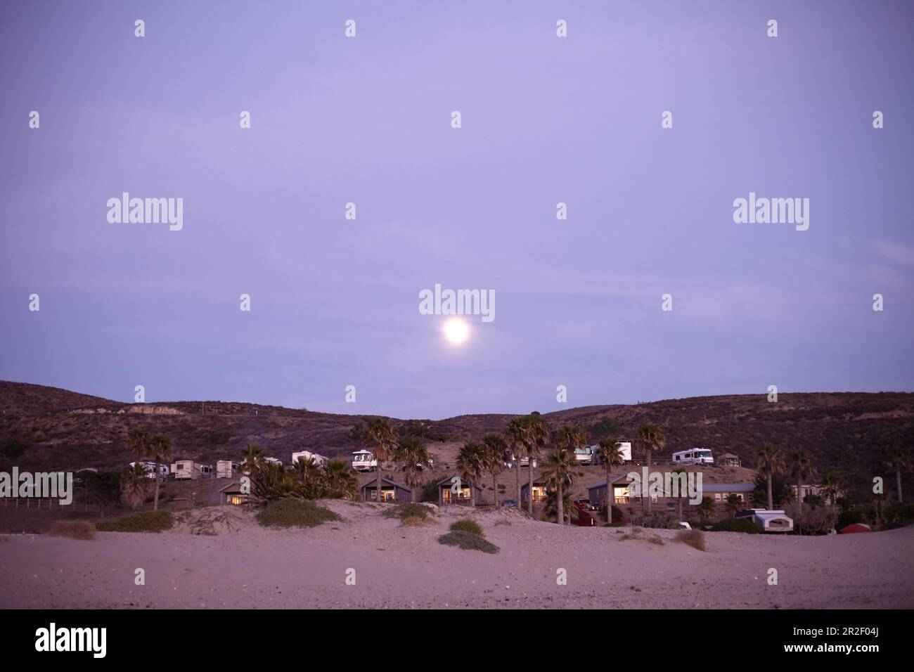 Abenddämmerung mit Vollmond auf dem Jalama Beach Campground. Kalifornien, Usa Stockfoto