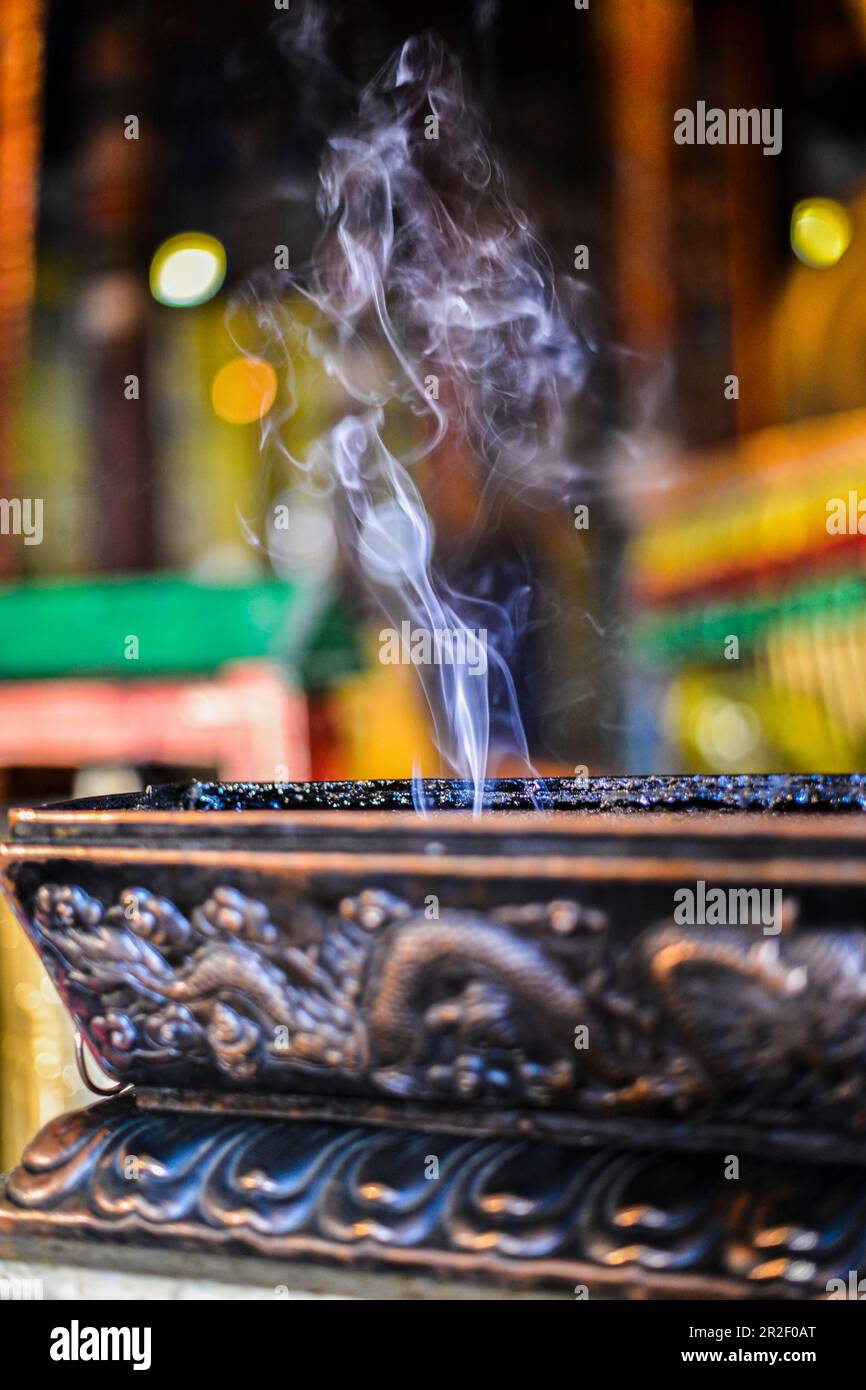 Klosterweihrauch raucht in einem kunstvoll verzierten Bronzetopf im Gandan Kloster, Ulaanbaatar, Mongolei, Asien Stockfoto
