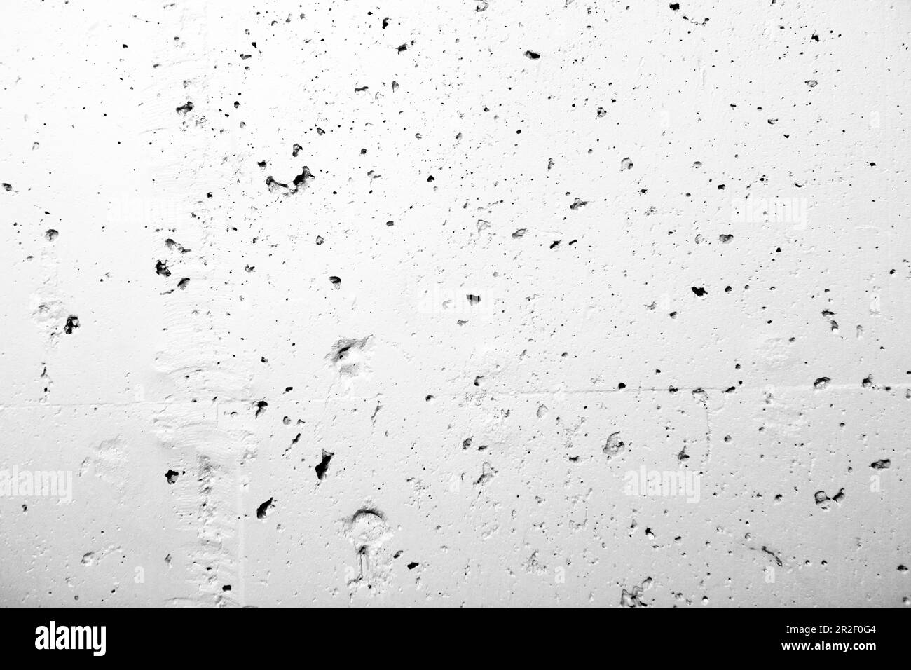 Hintergrund der leeren Oberfläche.Weiße Wand mit Zementstruktur. Stockfoto