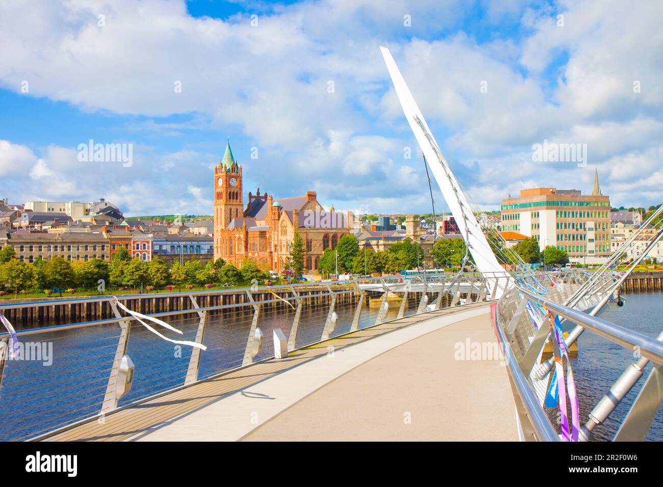 Die Skyline der Stadt Derry (auch Londonderry genannt) in Nordirland mit der berühmten Friedensbrücke (Europa - Nordirland). Stockfoto