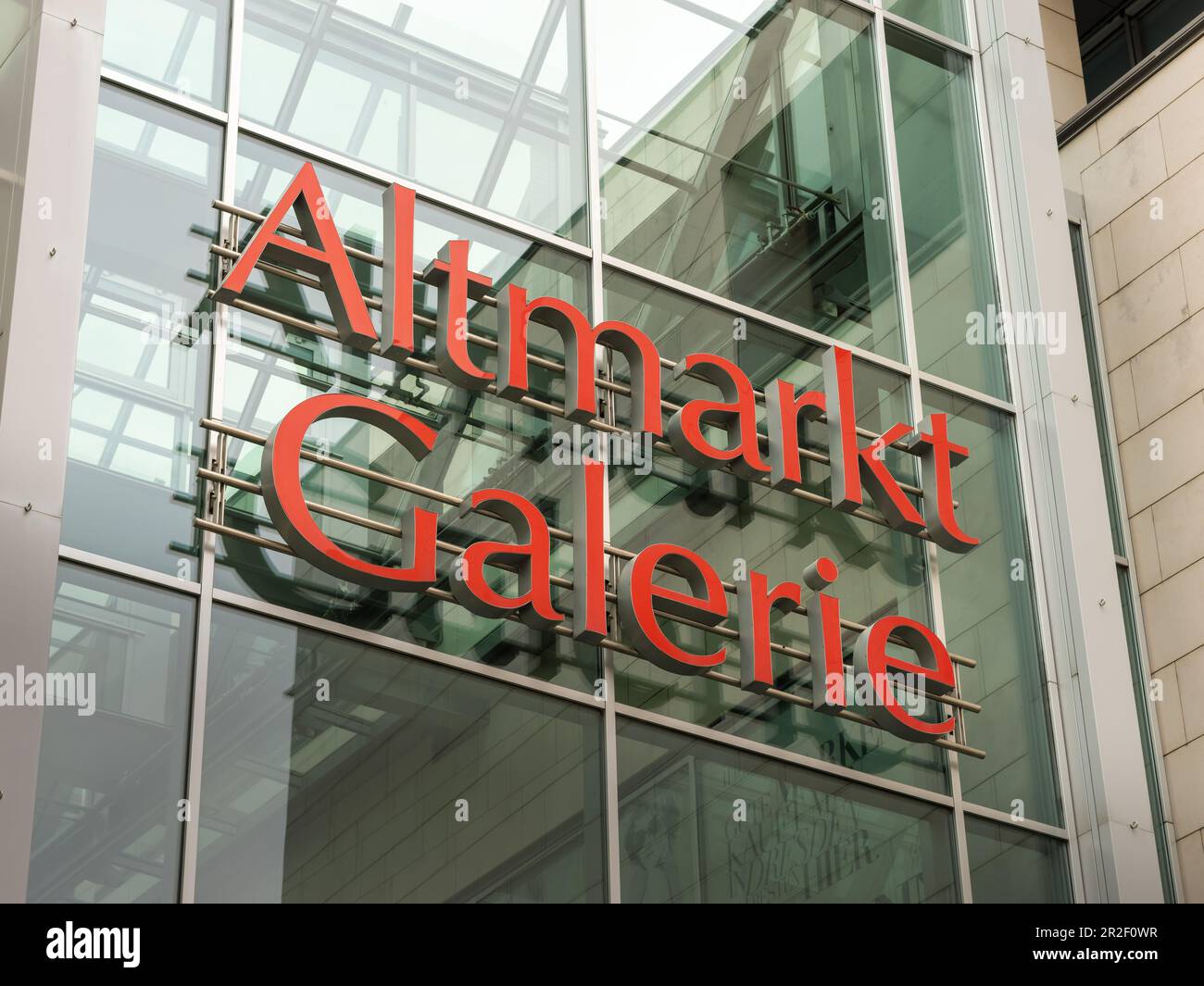 Logo der Altmarkt Galerie an der Fassade des großen Einkaufszentrums. Das Gebäude befindet sich an der Außenseite des Einkaufszentrums mit vielen Geschäften in Sachsen. Stockfoto