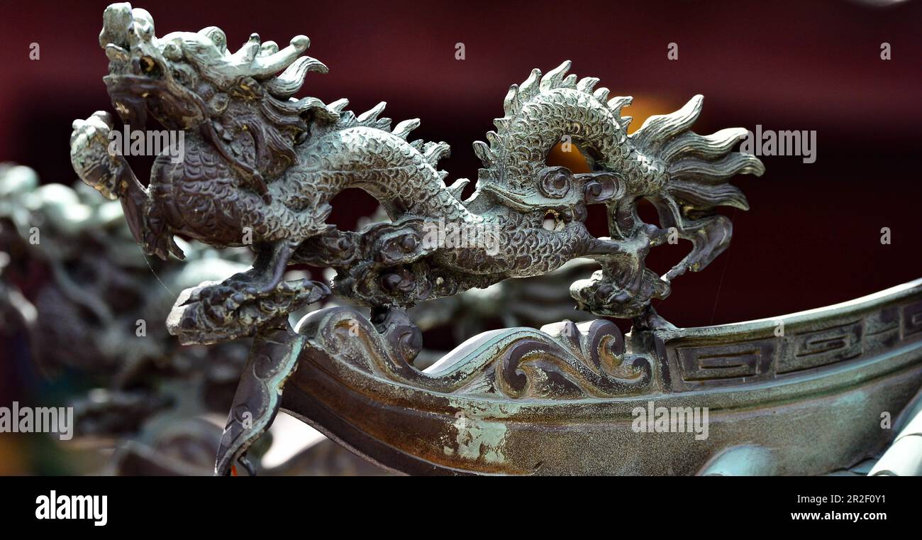 Ein Drache schmückt ein Tempeldach in Chinatown, Singapur Stockfoto