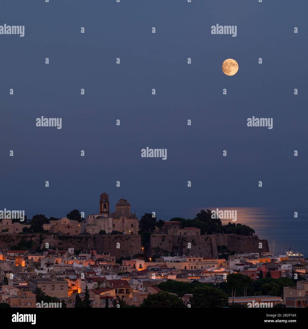 Vollmond über der Stadt Lipari auf den Äolischen Inseln bei Nacht, Sizilien Italien Stockfoto