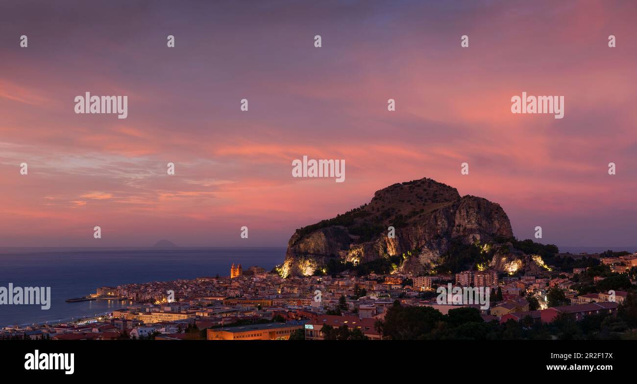 Stadt Cefalu mit Rocca di Cefalù bei Sonnenuntergang, Sizilien Italien Stockfoto