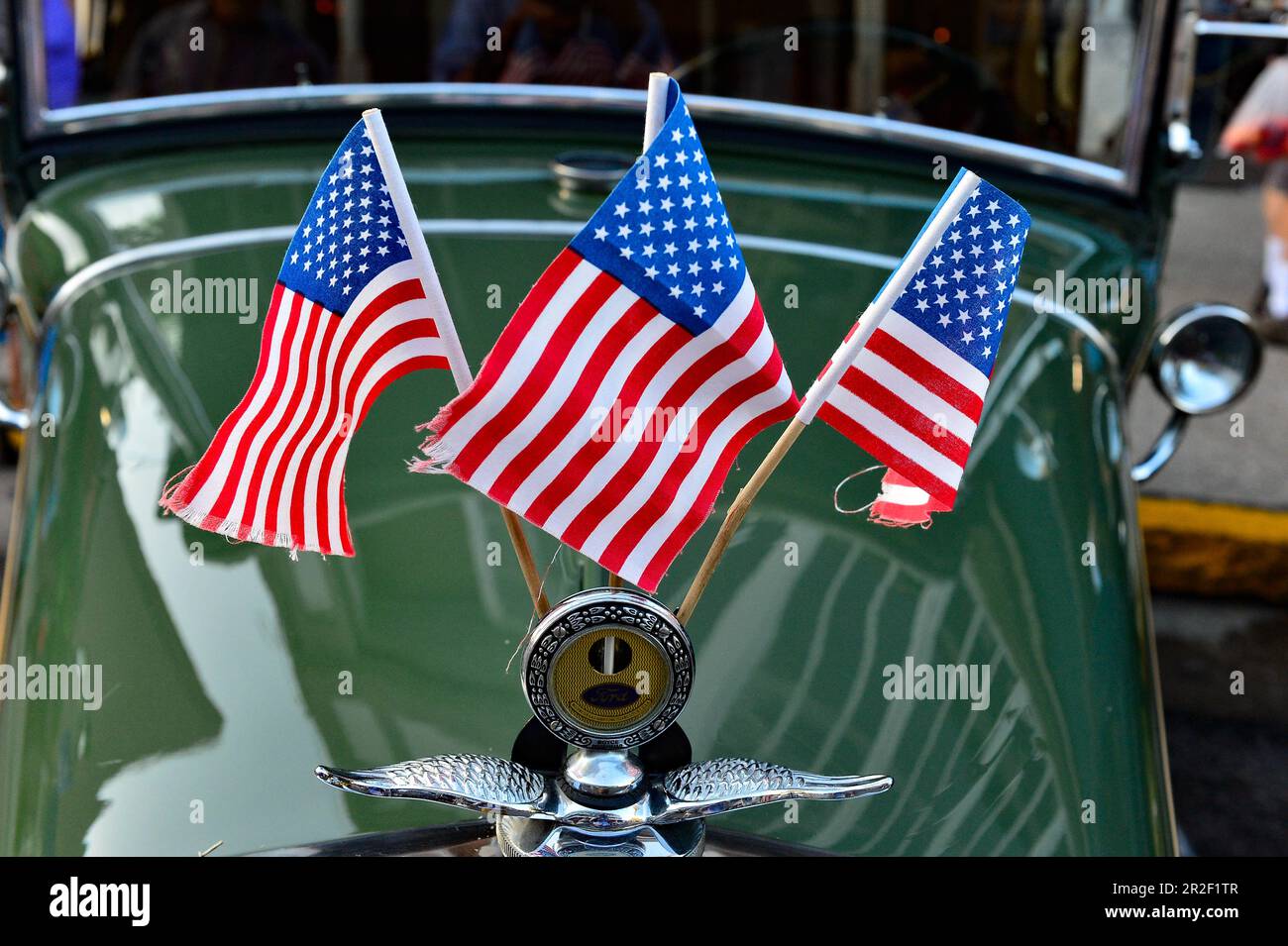 Ein klassisches Auto mit Flaggen während eines Volksfestivals in Nevada City, Kalifornien, USA Stockfoto