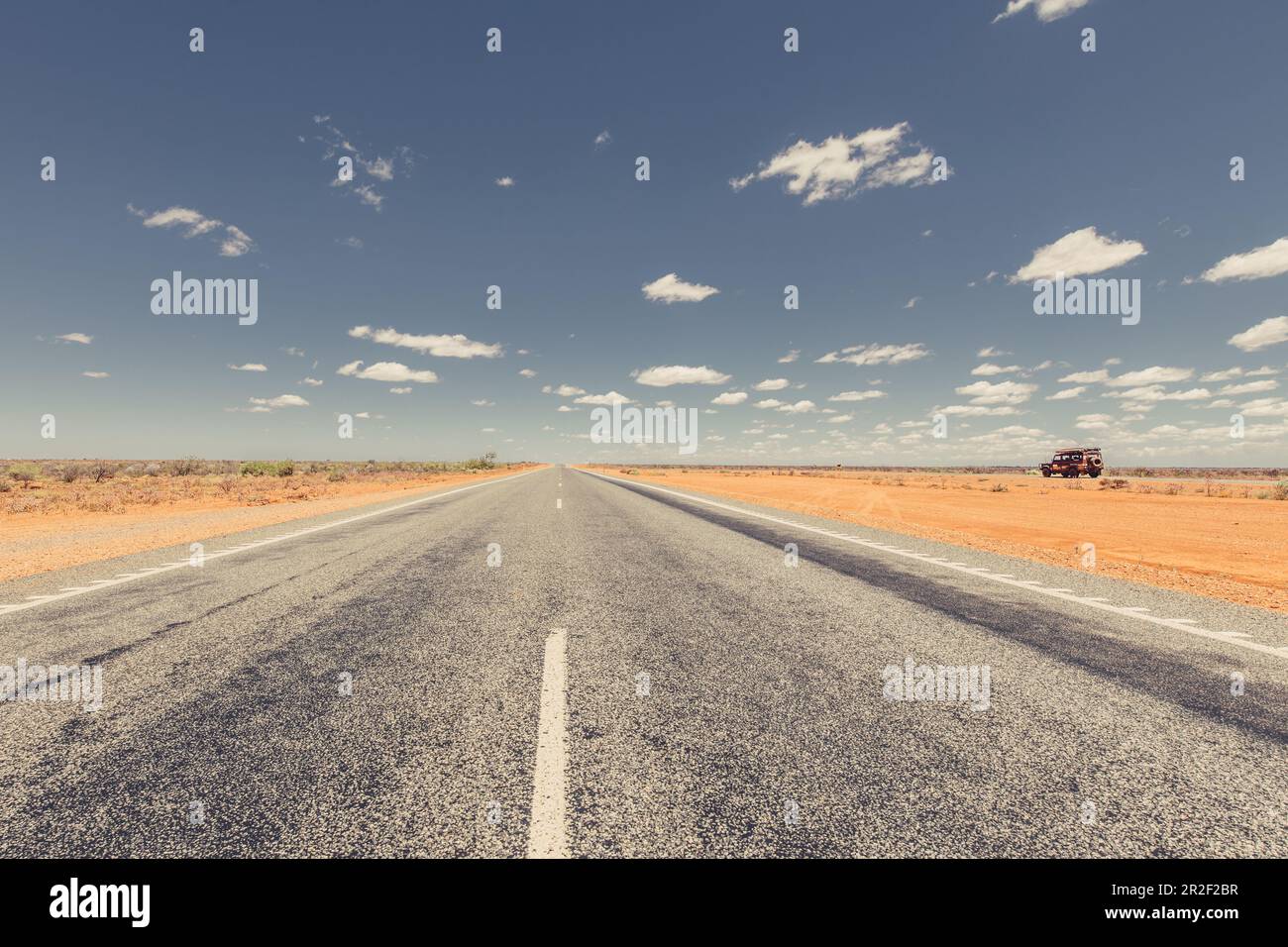 Geländefahrzeug auf einer verlassenen Straße im Outback in Westaustralien, Australien, Ozeanien; Stockfoto