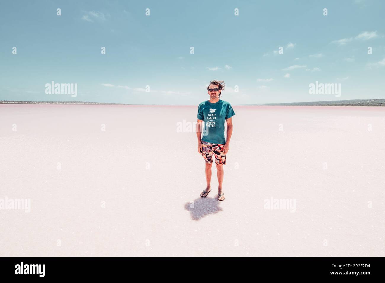 Männliche Person steht auf dem Pink Lake in Westaustralien, Australien, Ozeane; Stockfoto