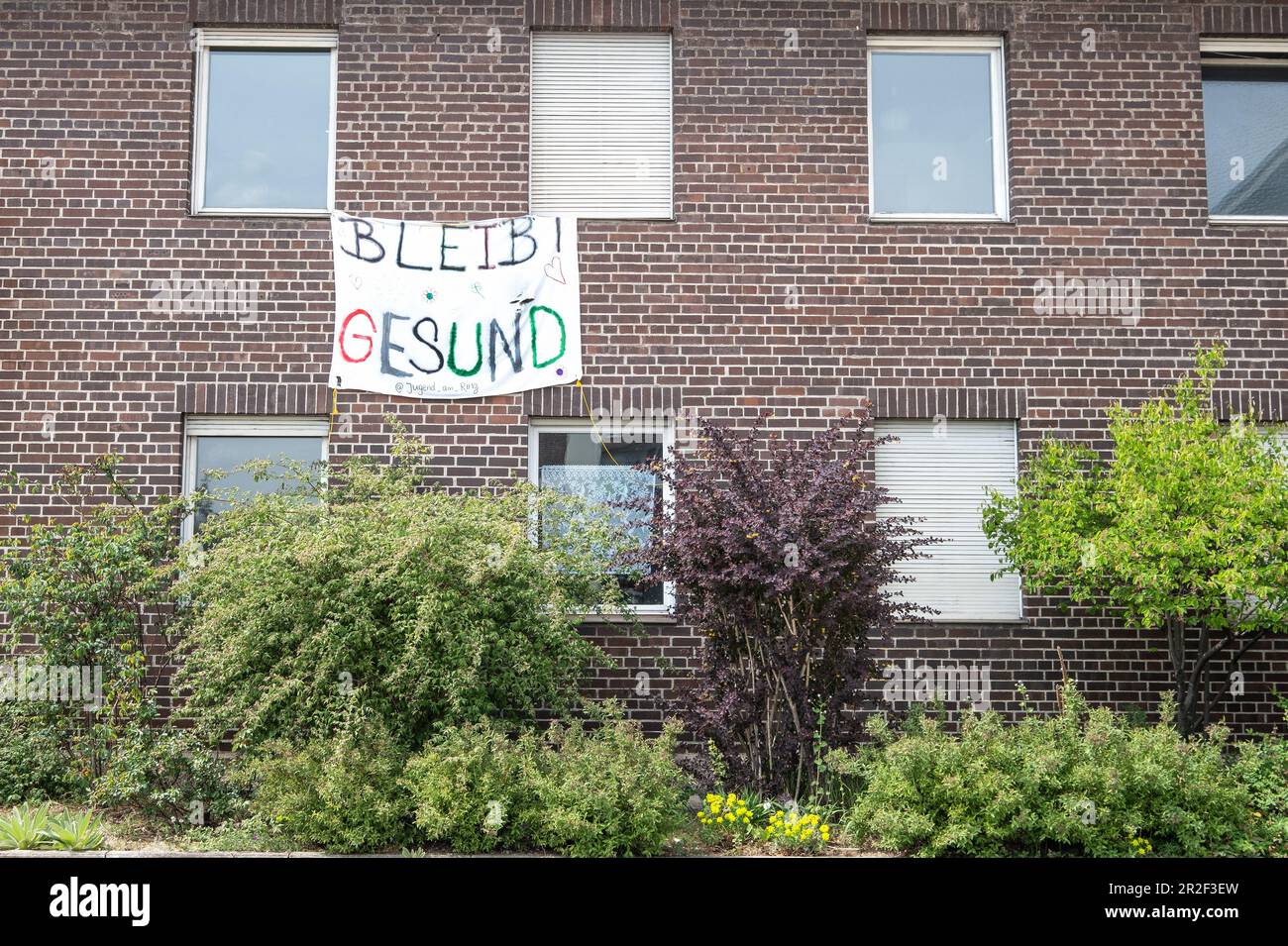 Banner „Stay Healthy“ auf der Hausfassade in München, Bayern, Deutschland, Europa Stockfoto