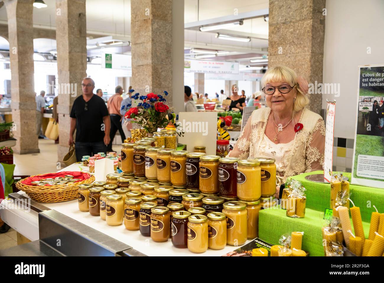 Market Woman verkauft Honig in der Markthalle Les Halles, Redon, Abteilung Ille-et-Vilaine, Bretagne, Frankreich, Europa Stockfoto