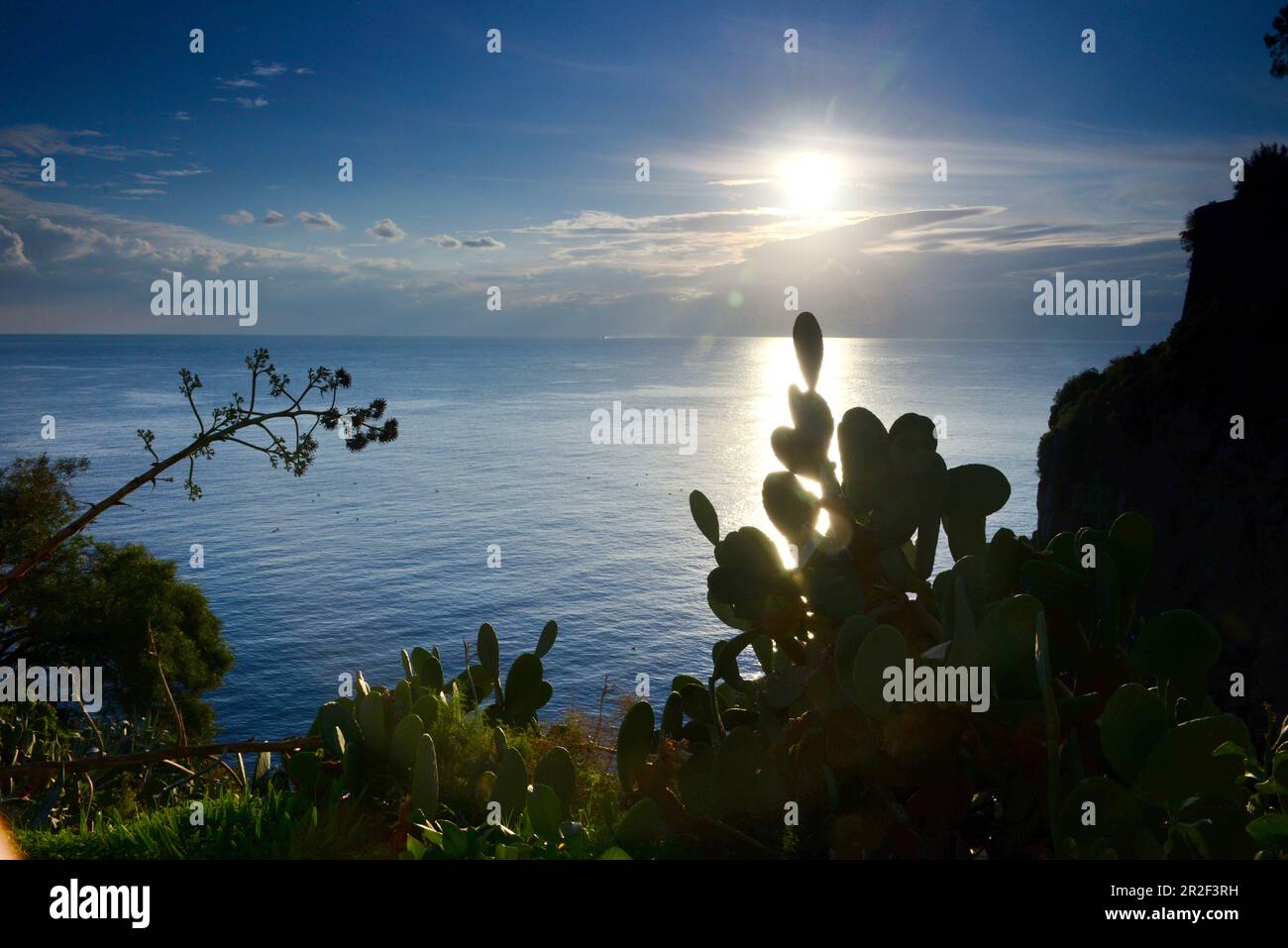 Meer mit Sonne im Schloss Lipari, Äolische Inseln, Süditalien Stockfoto