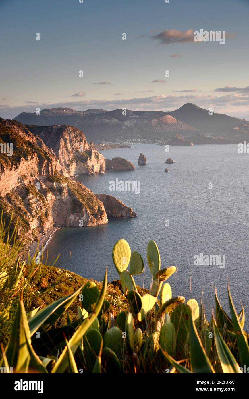 Westküste von Lipari mit Vulkano Island, Äolischen Inseln, Süditalien Stockfoto