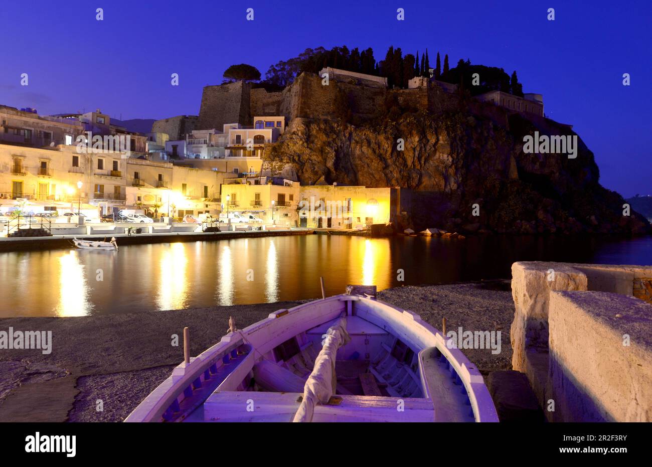 Am Abend mit kleinen Fischerbooten im alten Hafen von Lipari, den Äolischen Inseln, Süditalien Stockfoto