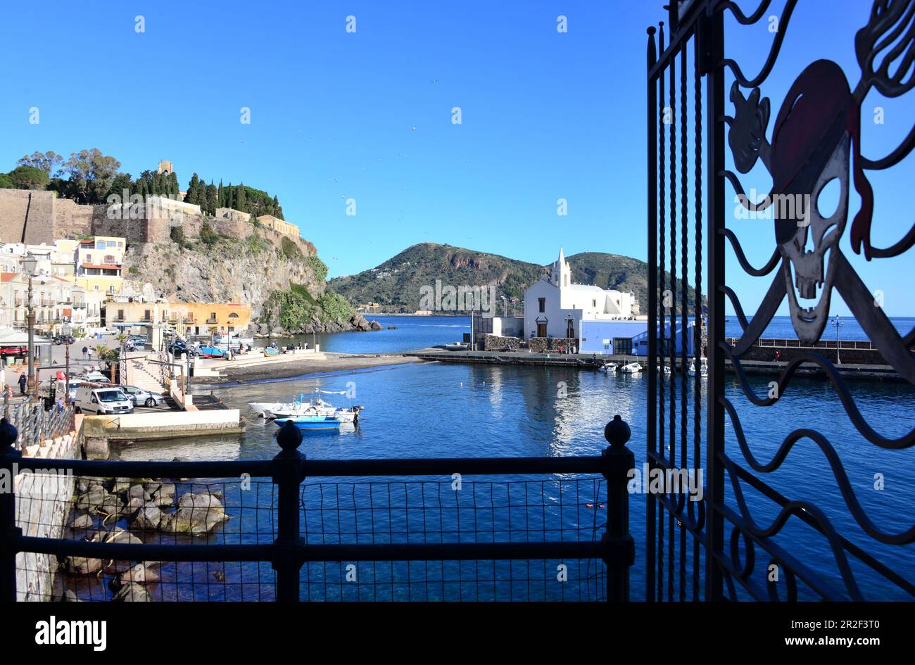 Piratenschild am alten Hafen von Lipari, Äolische Inseln, Süditalien Stockfoto