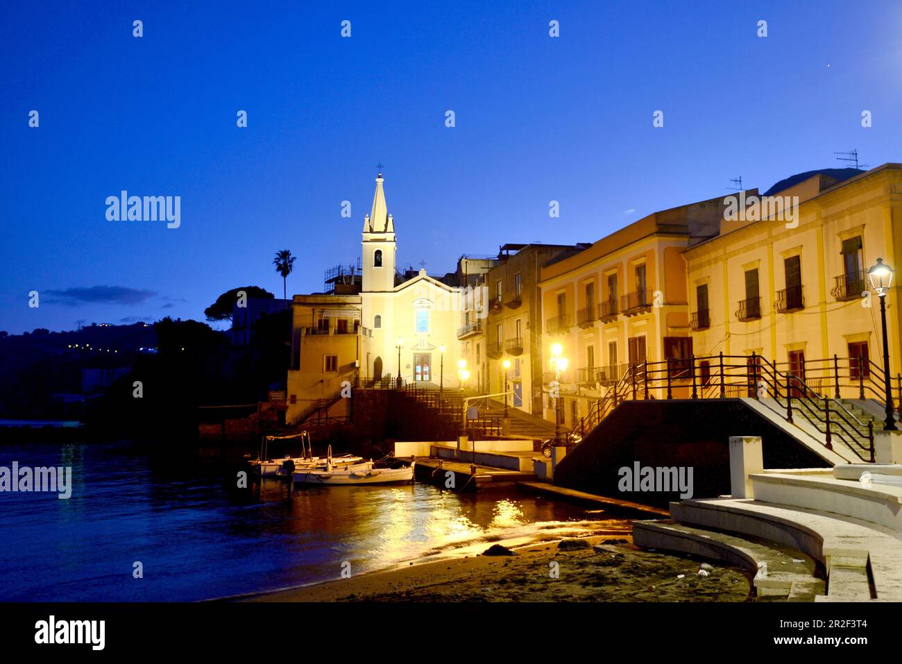 Abend im alten Hafen von Lipari, Äolische Inseln, Süditalien Stockfoto