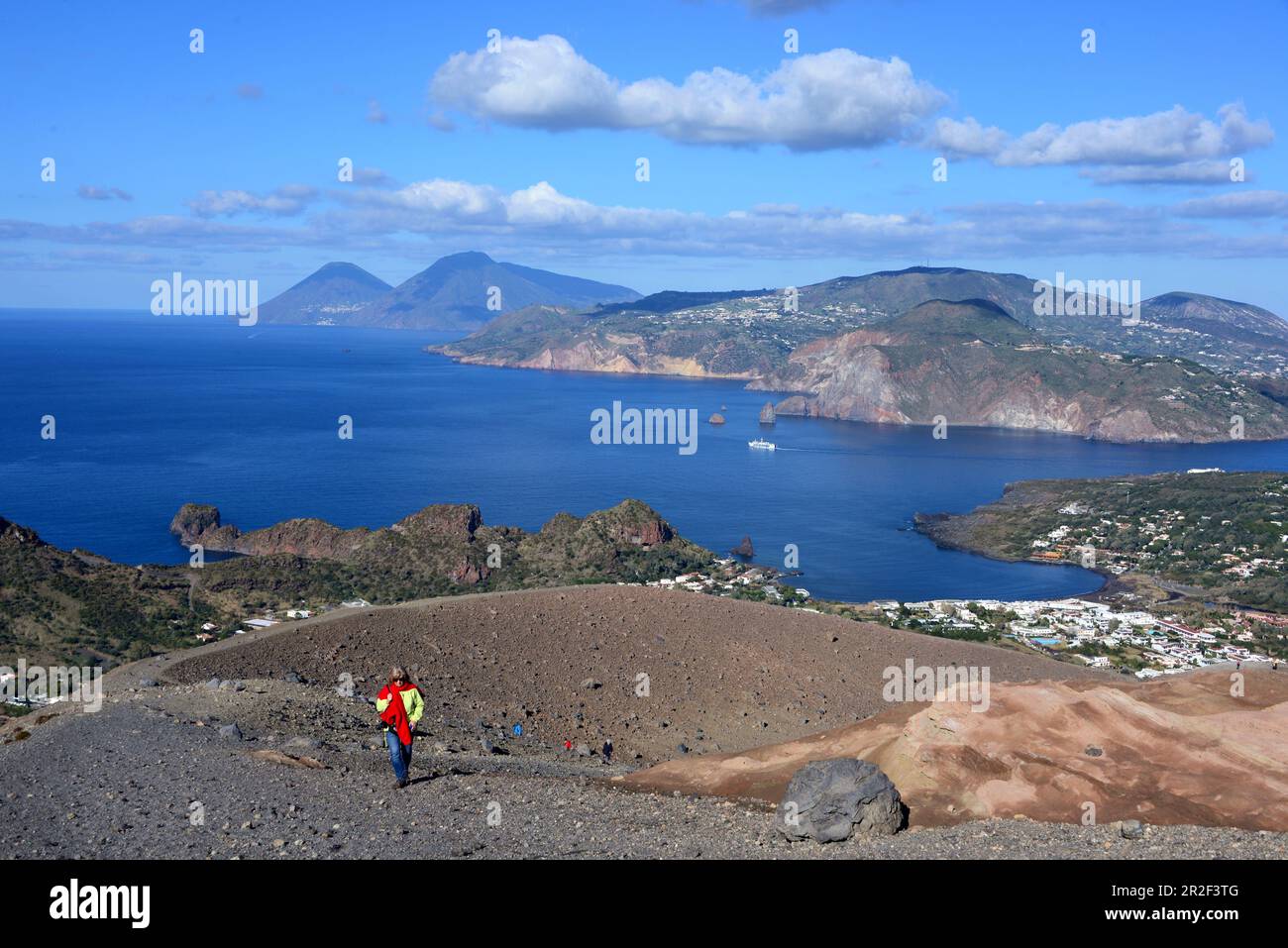 Frau auf dem Weg zum Vulkan mit Blick auf Lipari, das Meer und Salina, Vulkano-Insel, Äolische Inseln, Süditalien Stockfoto