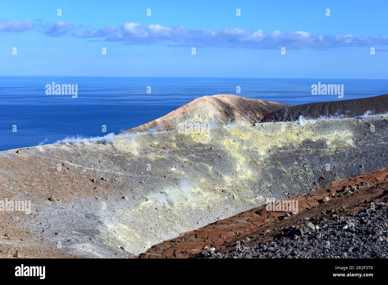 Am Kraterrand des Vulkans mit Meer, Vulkano Island, Äolische Inseln, Süditalien Stockfoto