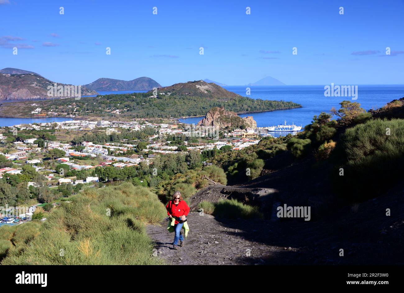 Frau auf dem Weg zum Vulkan mit Blick auf Lipari, das Meer und Stromboli, Vulkano-Insel, Äolische Inseln, Süditalien Stockfoto