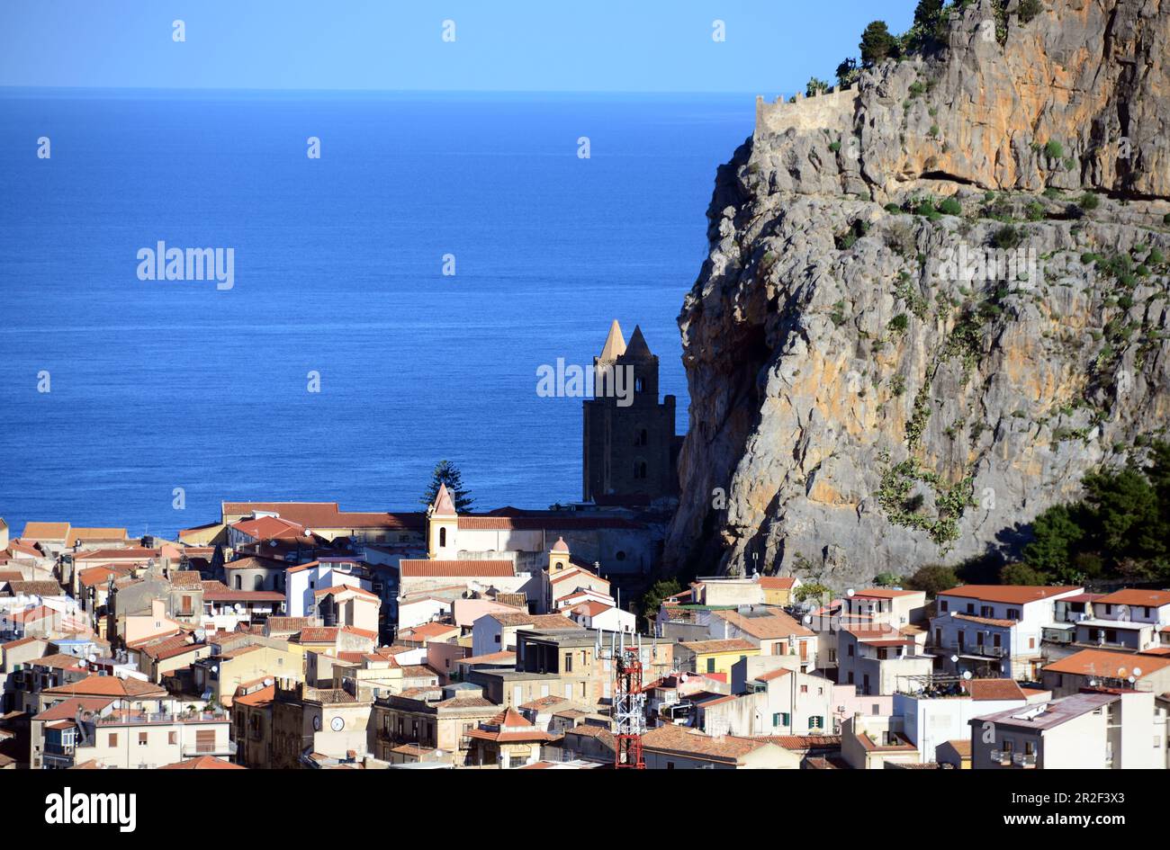 Altstadt mit Duomo unter dem Felsen, Cefalu, Nordküste, Sizilien, Italien Stockfoto