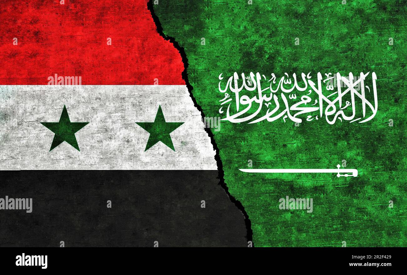 Syrische und Saudi-arabische Flagge mit Rissen an der Wand. Diplomatische Beziehungen zwischen Saudi-Arabien und Syrien Stockfoto