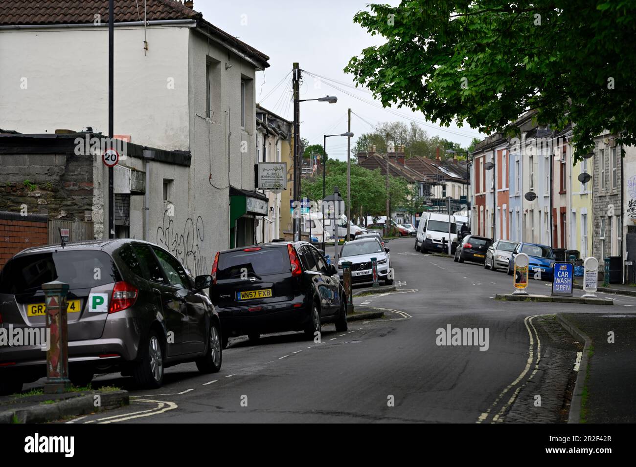 Wohnstraße in Easton, Bristol, mit Haus und Autos am Straßenrand, Großbritannien Stockfoto