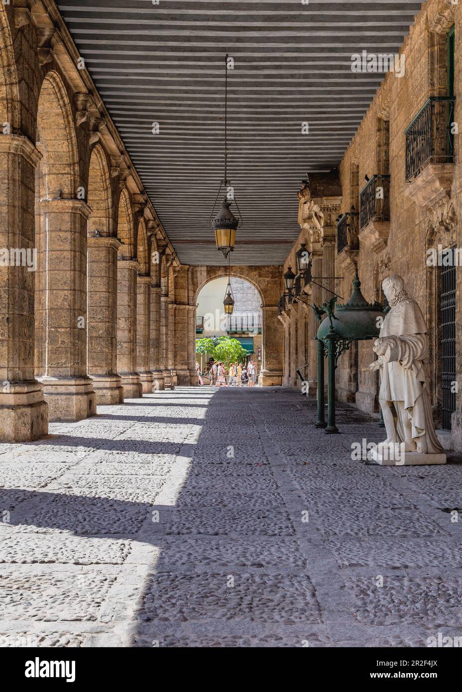 Passage am Plaza Vieja, Havanna, Kuba Stockfoto