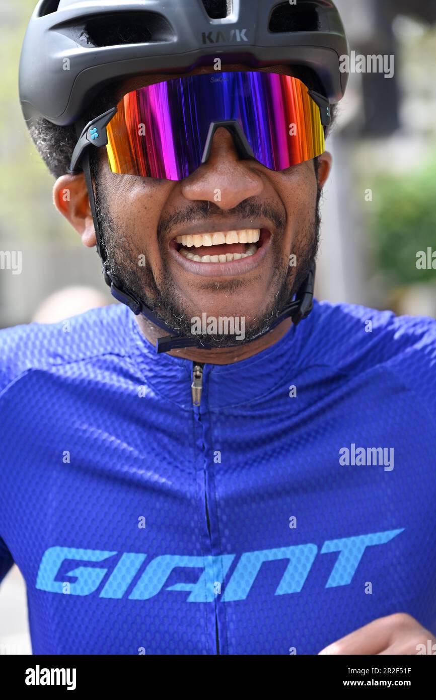 Männlicher Radfahrer mit Sonnenbrille, Helm und Fahrradshirt Porträt Stockfoto