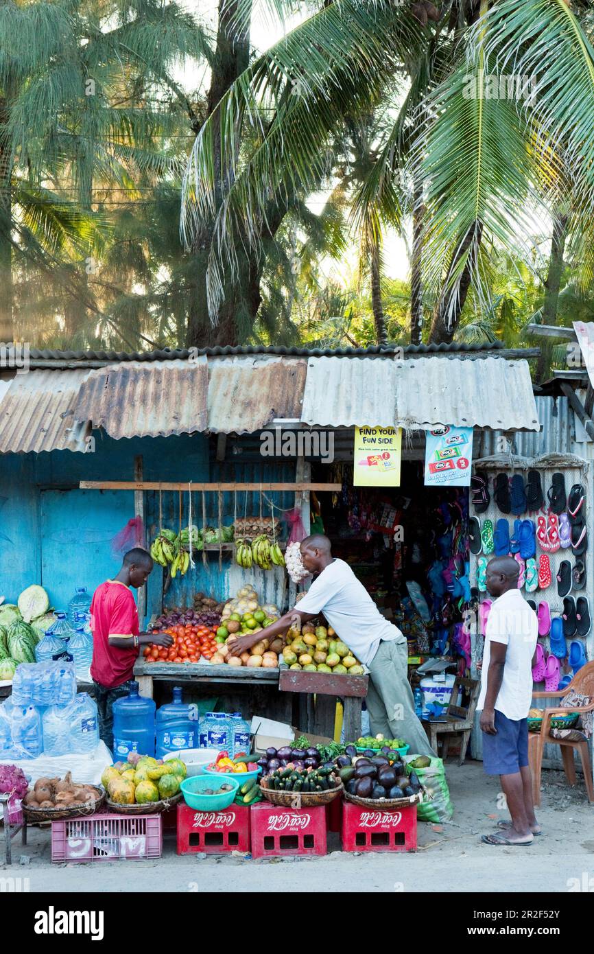 Obst- und Gemüsestand in Watamu, Watamu, Malindi, Kenia Stockfoto