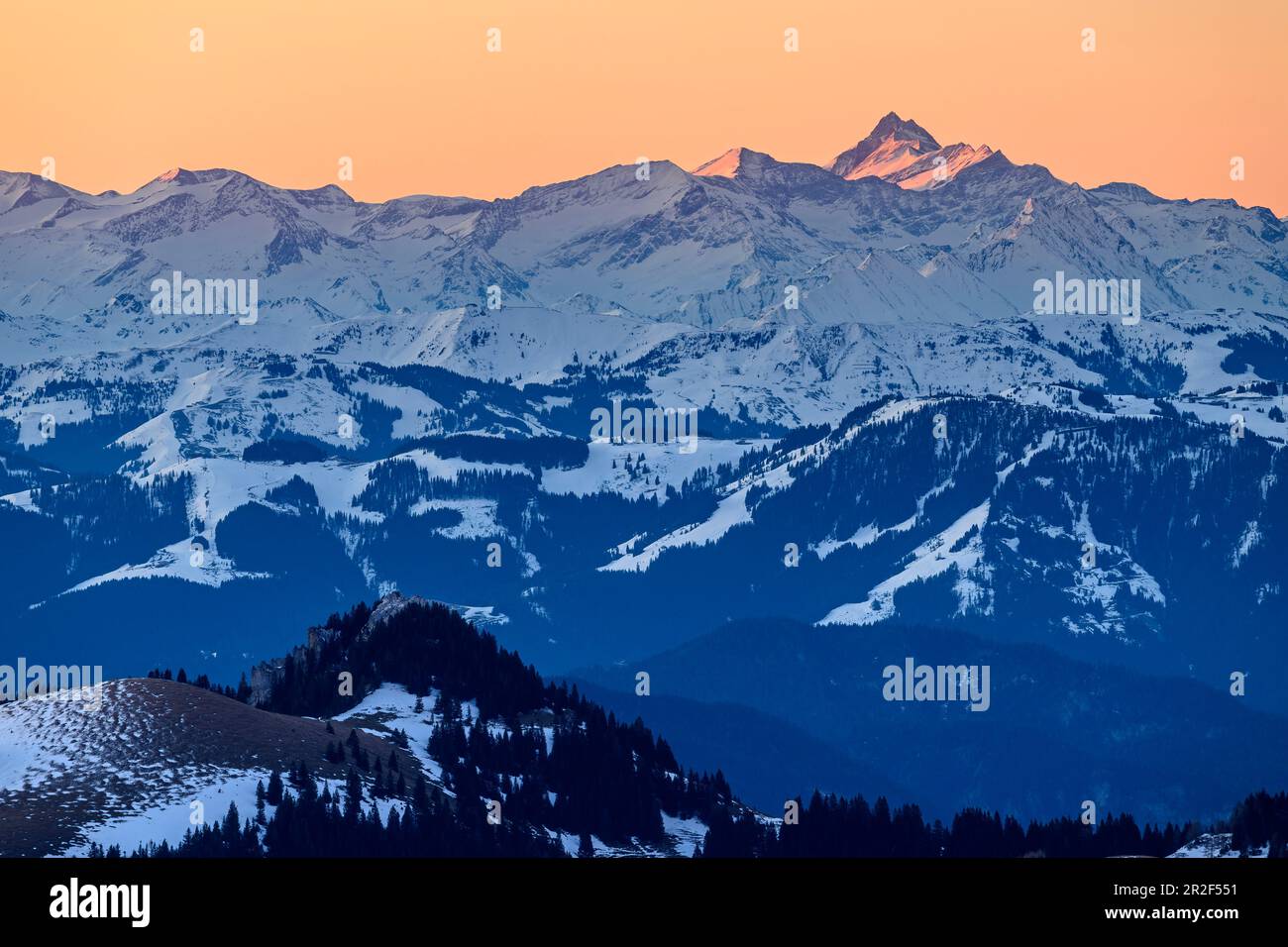 Hohe Tauern mit Großglockner im ersten Licht, aus Lacherspitz, Mangfallgebirge, Bayerische Alpen, Oberbayern, Bayern, Deutschland Stockfoto