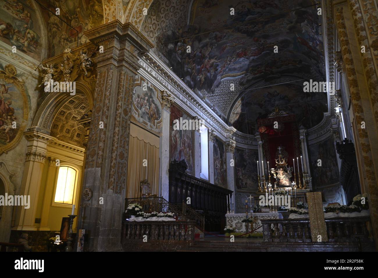 Malerischer Innenblick auf die Basilika Cattedrale Maria SS. ma Annunziata, die römisch-katholische Kathedrale von Acireale, Sizilien Italien. Stockfoto