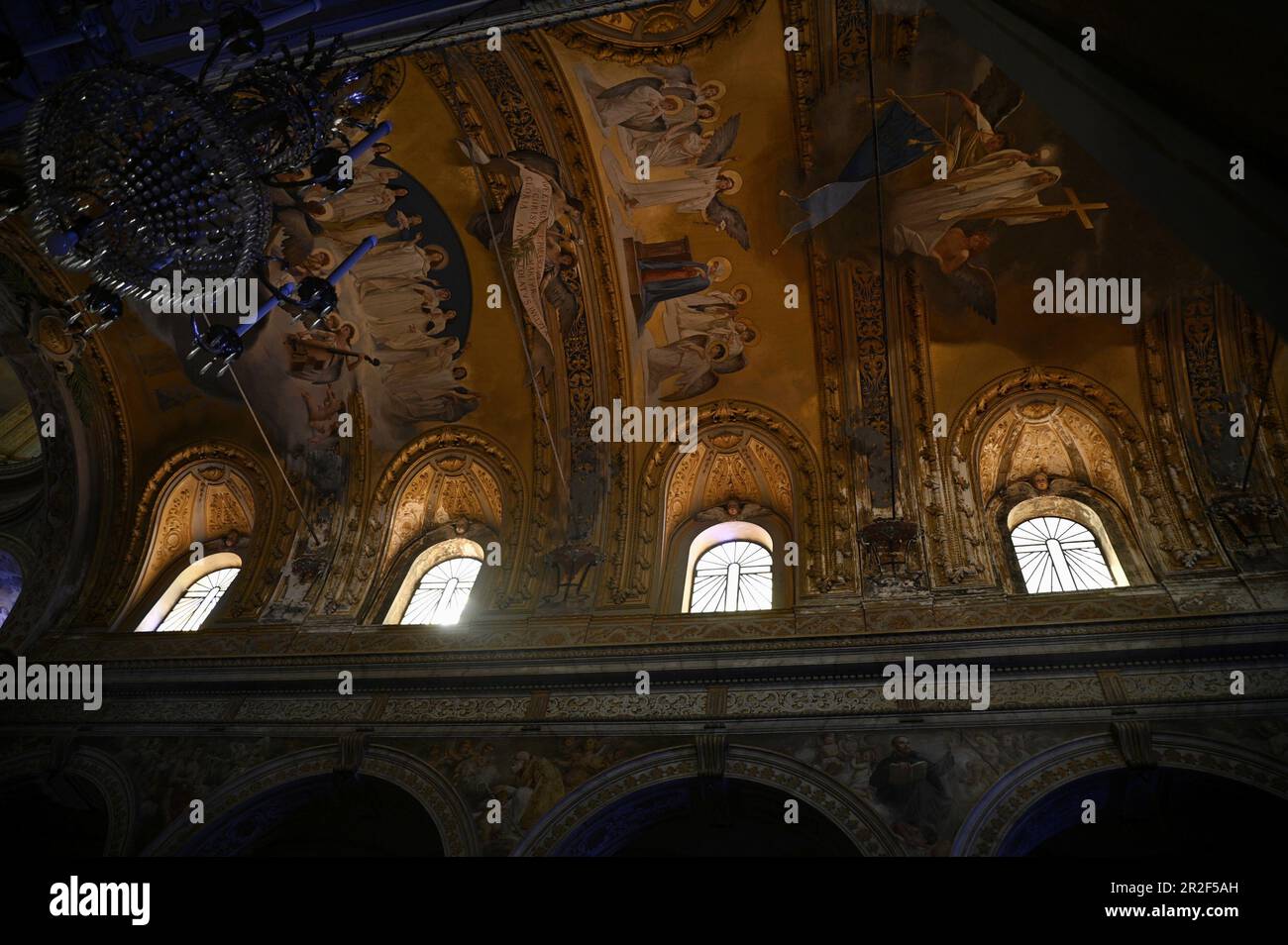 Malerischer Deckenblick mit Fresken der Basilika Cattedrale Maria SS. ma Annunziata die römisch-katholische Kathedrale von Acireale in Sizilien Stockfoto