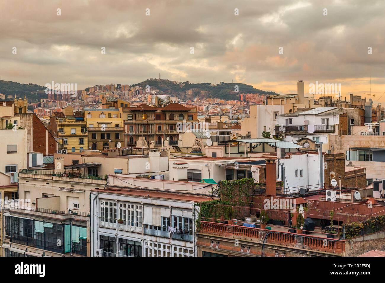 Blick über die Dächer der Stadt bei Sonnenuntergang in Barcelona, Spanien Stockfoto