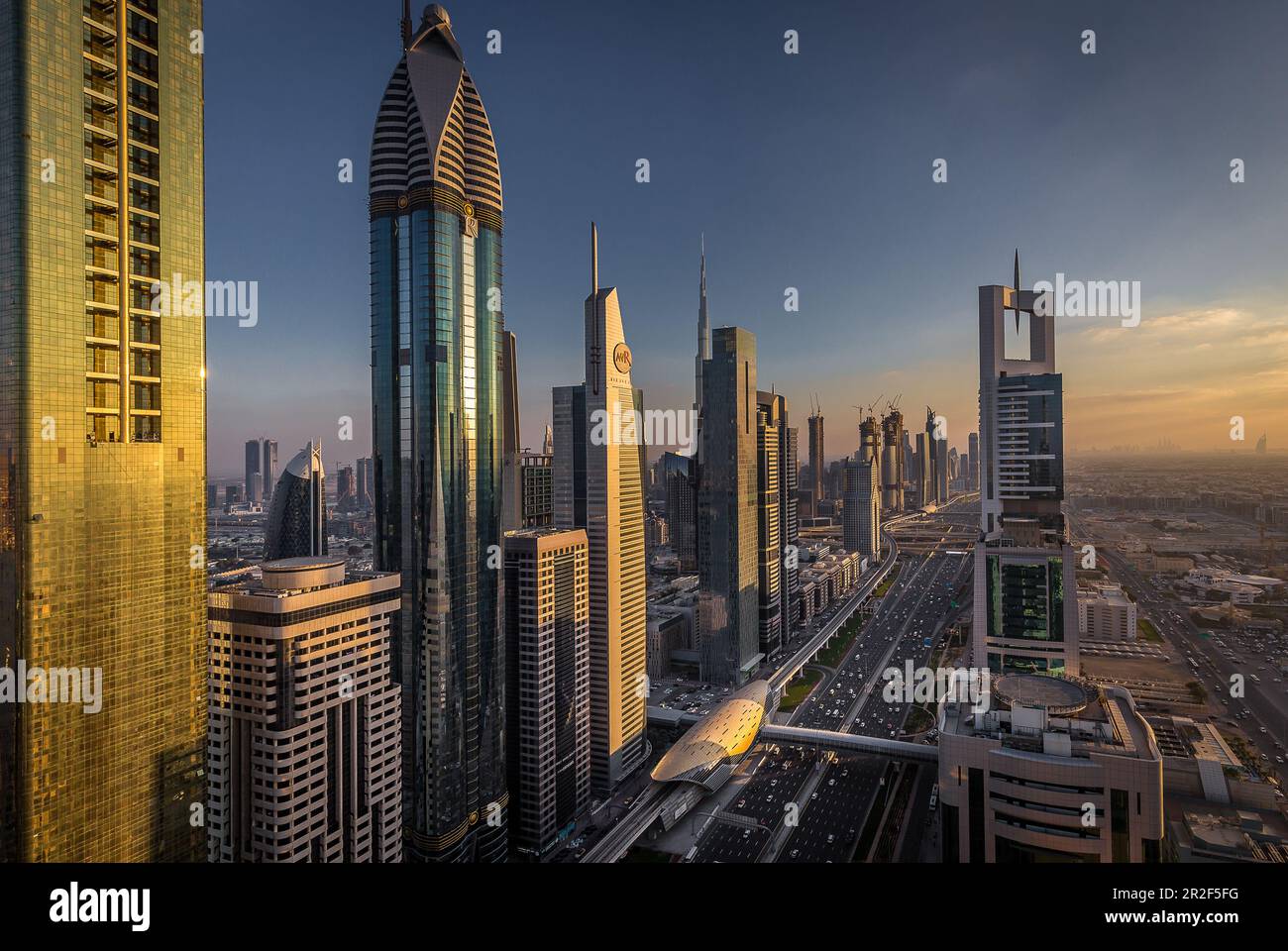 Blick auf die futuristischen Gebäude und die Sheikh Zayed Road in Dubai, Vereinigte Arabische Emirate Stockfoto