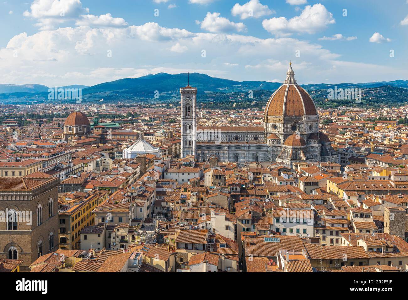 Blick auf das Wahrzeichen der Stadt, den Duomo di Firenze in Florenz, Italien Stockfoto
