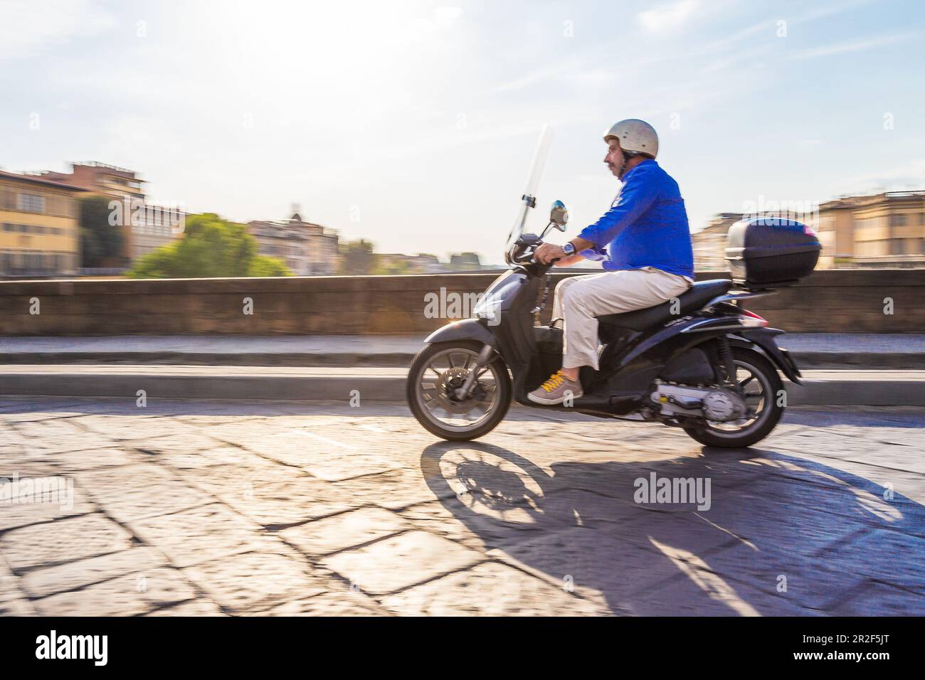 Vespa-Fahrer in Florenz, Italien Stockfoto