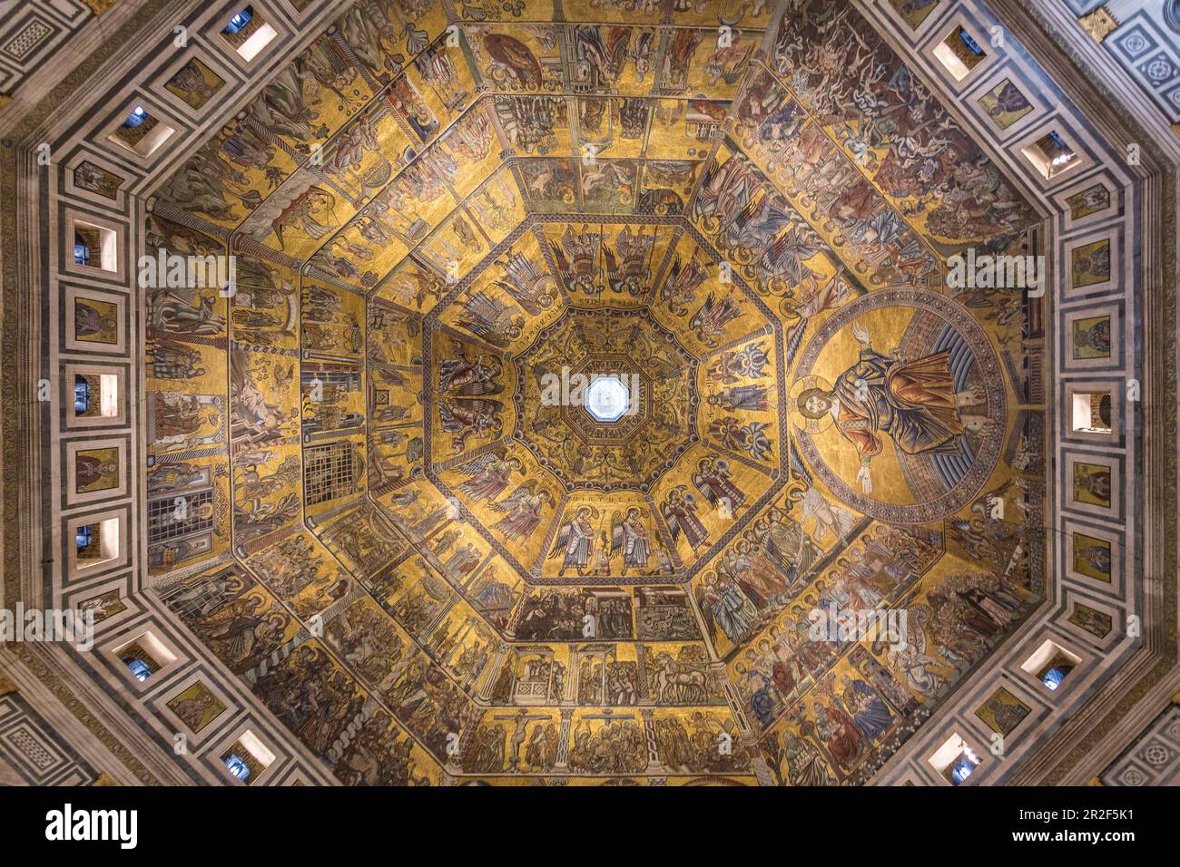 Die dekorierte Kuppel des Baptisteriums in Florenz, Italien Stockfoto