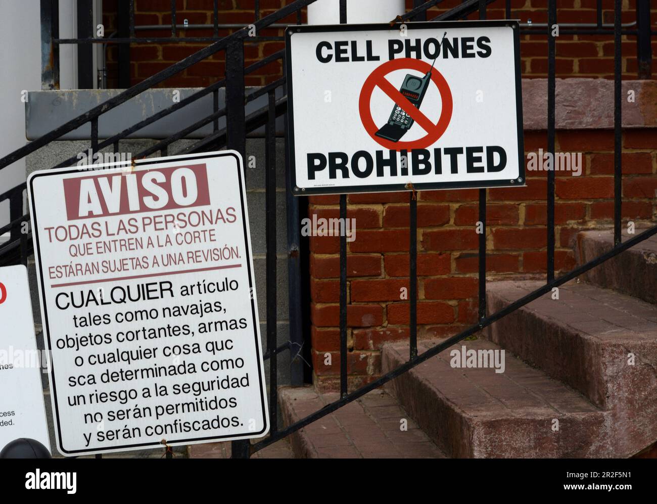 Schilder in englischer und spanischer Sprache sind an einem Bezirksgericht in Abingdon, Virginia, angebracht. Stockfoto