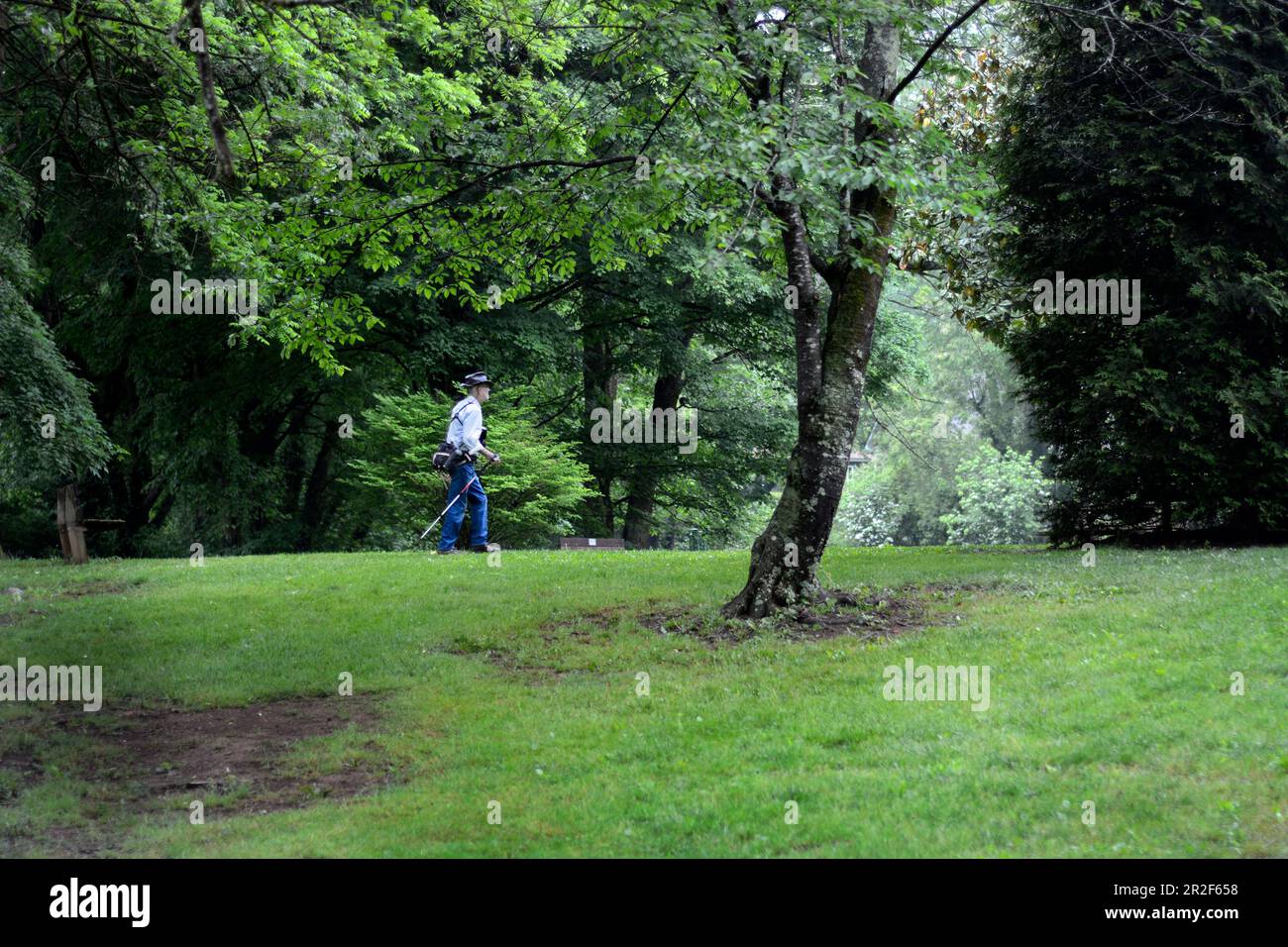 Ein aktiver Senior-Mann mit Rucksack geht auf einem Naturpfad in Abingdon, Virginia, spazieren. Stockfoto