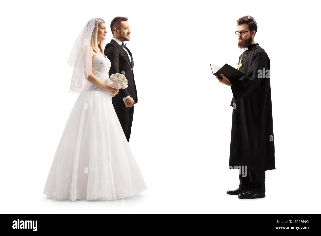 Priester heiratet Braut und Bräutigam isoliert auf weißem Hintergrund Stockfoto