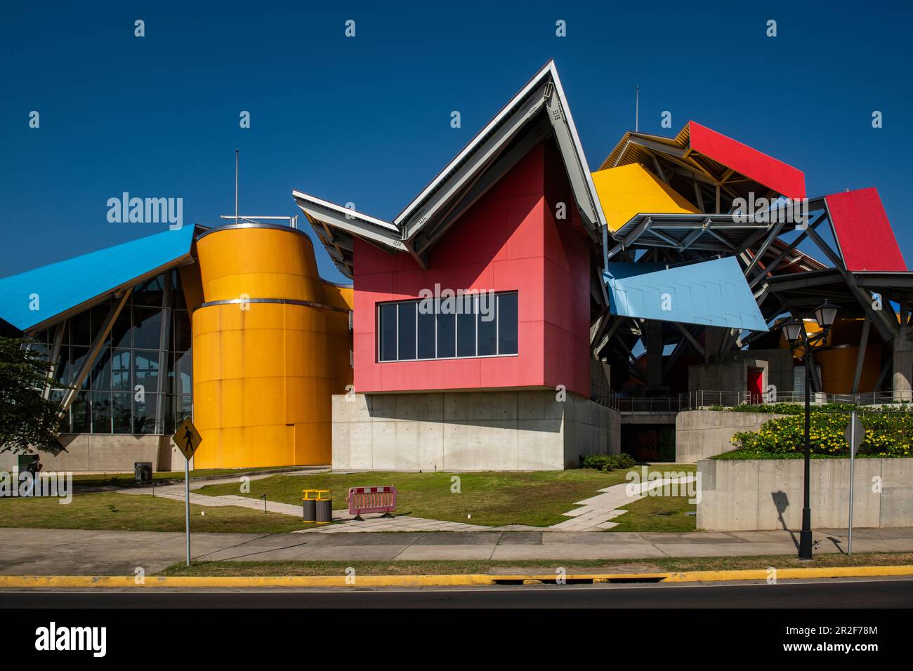 Farbenfrohe, schrullige Fassade von Frank Gehrys Naturkundemuseum Biomuseo, Panama City, Panama, Mittelamerika Stockfoto