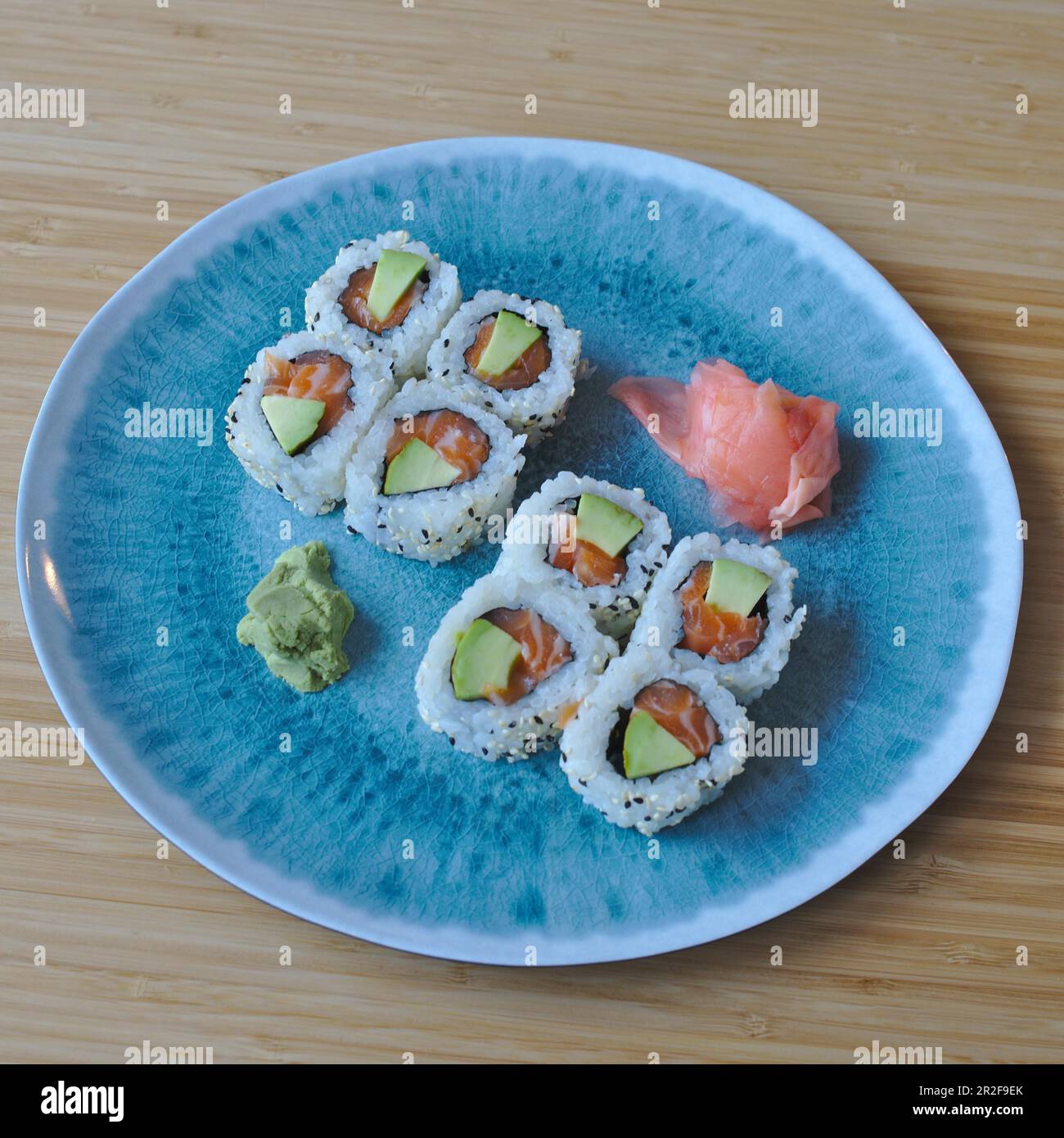 Asiatische japanische Küche Sushi Aramaki Lachs und Avocado Stockfoto