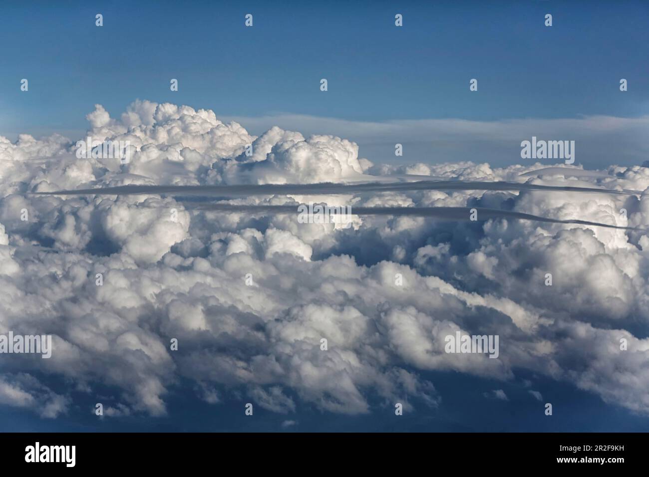 Gewitterwolken am Himmel, Blick aus dem Flugzeug, Deutschland Stockfoto